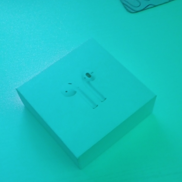 Apple White Earbud Headphones - Picture 1 of 2